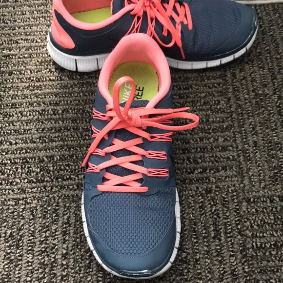 Nike Free Runs - Picture 3 of 4